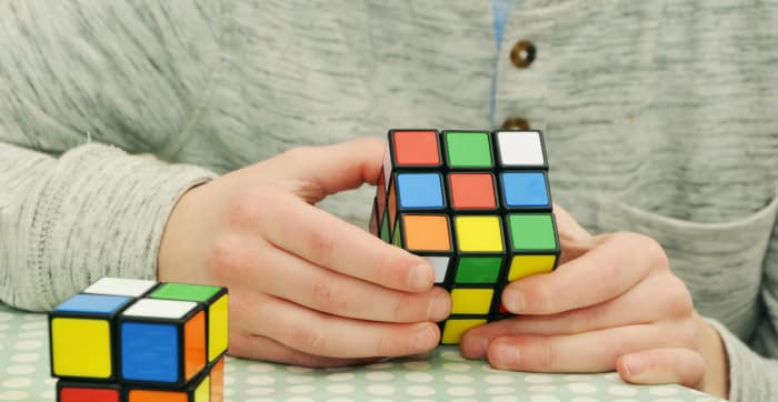صورة عبر أرضية ديمقراطية تحت الأرض عندما تحتاج إلى شخص ينتظر لحظة بينما تبحث عن شيء ما ، أو عندما تكافح ، قل