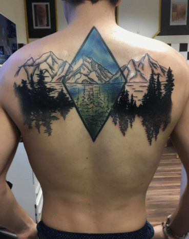 Bergsee Szene Rücken Tattoo