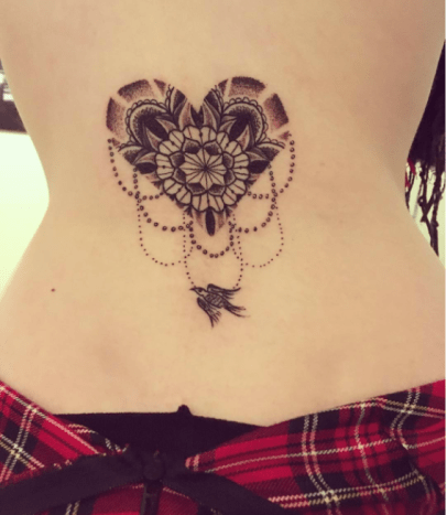 Tattoo am mittleren Rücken auf heißem Mädchen