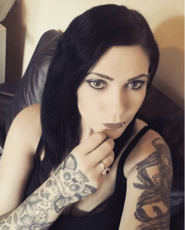 hot goth kočka s tetováním rukou