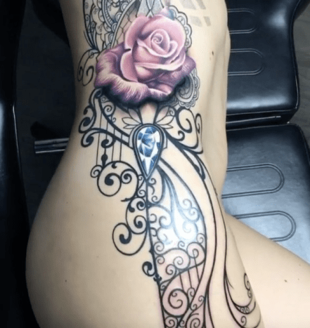 Blume Musiknoten Seitenteil Tattoo auf heißem Mädchen tattooinkspiration
