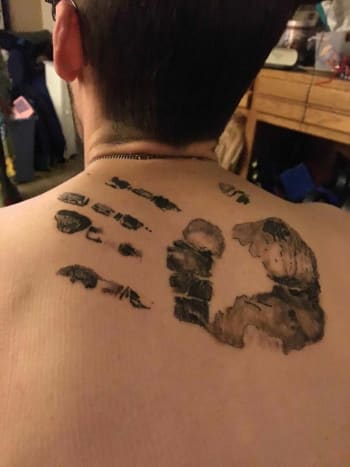 Sein Vater ist im November verstorben, das ist sein Handabdruck.