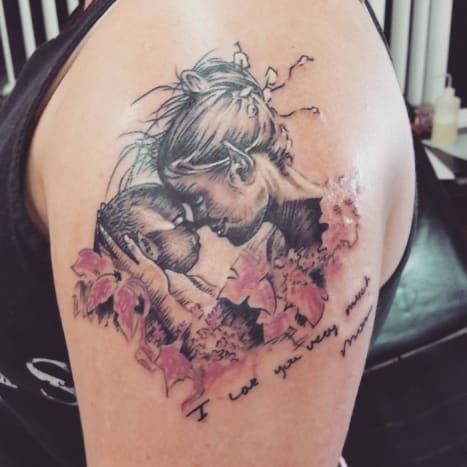 Jejich matka nečekaně zemřela, ale než to udělala, řekla své dceři, že její další tetování bude víla.
