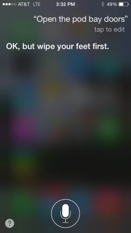 حسنًا ، على عكس HAL ، لم يحاول Siri قتلنا. إذاً ، هذه ميزة إضافية.