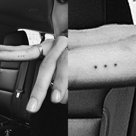 الصورة: هيلي بالدوين / إنستغرام على جانب إصبعها الدائري ، تمتلك هيلي ثلاث نقاط سوداء صغيرة ، يُعتقد أنها تمثل علامة حذف ، والتي تُستخدم للإشارة إلى الحذف المتعمد لكلمة أو جملة أو مقطع من نص.
