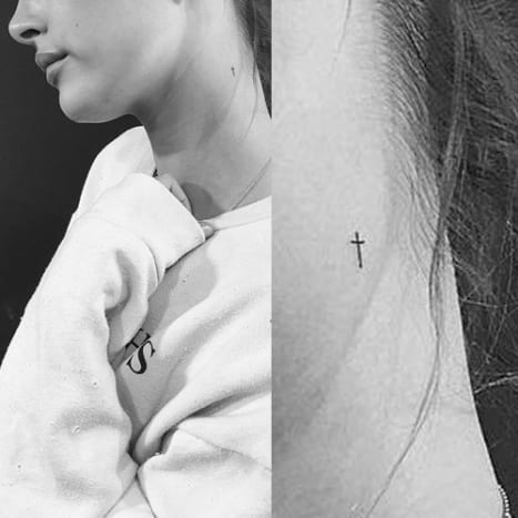 Foto: JonBoy/Instagram Hailey Baldwin, která je věrná náboženskému tématu mnoha svých tetování, má na levé straně krku malé tetování kříže.