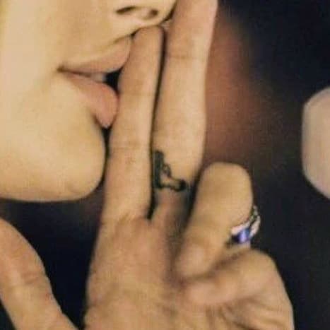 Hailey Baldwin zobrazující na prstu své tetování z pistole. Foto: Instagram.