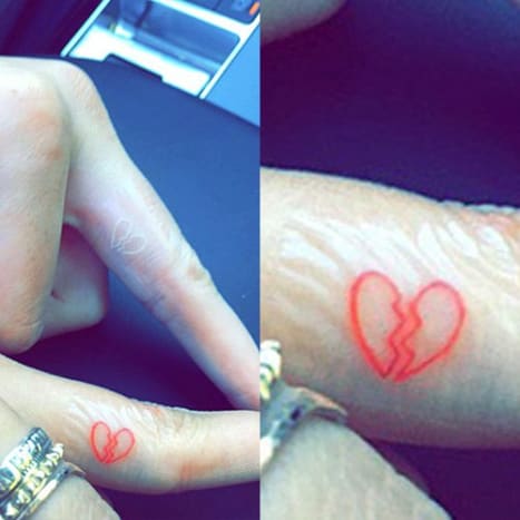 Foto: JonBoy/Instagram Fanoušek Hailey Baldwin se v srpnu 2015 vydal s Kendall Jenner na tetování zlomeného srdce napuštěného červenou barvou na vnitřní straně prostředníčku. Jenner si nechala vytetovat stejné bílé.