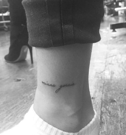 الصورة: JonBoy / Instagram فوق كاحلها الأيسر ، تحمل هيلي وشمًا صغيرًا بخط أسود مكتوب عليه 