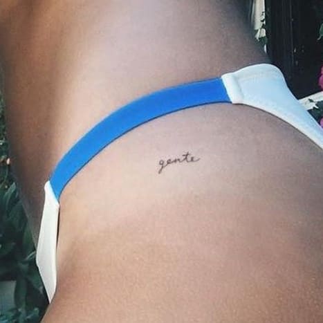 Foto: Hailey Baldwin/Instagram V květnu 2016 Hailey Baldwin a kolegyně modelka Mari Mckinney navázaly na JonBoy nové tetování, přičemž Hailey se rozhodla pro malé tetování na boku s nápisem „gente“, portugalské slovo pro „lidi“.