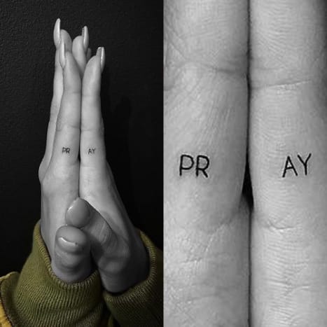 Foto: JonBoy/Instagram Haileyova nejlepší kamarádka Kendall Jenner jí navrhla toto tetování a skládá se z písmen „PR“ na levém ukazováčku a „AY“ na pravém ukazováčku, takže když spojí ruce univerzální znak modlitby, oddělené tetování tvoří slovo „MODLIT SE“.