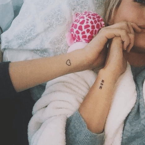 Foto: Gabby Westbrook-Patrick/Instagram Úplně první tetování Hailey Baldwin provedl JonBoy v lednu 2015 a dílo-„VI.X.XC.“ napsané římskými číslicemi na jejím zápěstí - připomíná datum svatby jejích rodičů, 10. června 1990.
