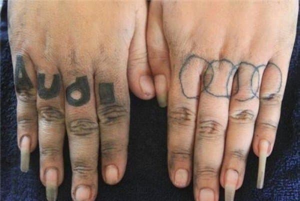 Neben dem Tattoo, was ist mit diesen Nägeln!?