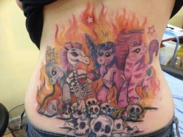 ...Schädel! Oh richtig, My Little Flaming Pony Stamping on Skulls Puppen!