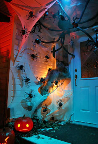 قد ترغب العناكب في الجلوس خدعة أو علاج في هذا المنزل.