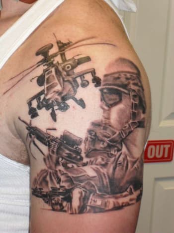 Voják s leteckou podporou. Tetování Mike Crump.