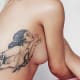 Rita Ora rockt dieses wunderschöne Tattoo.