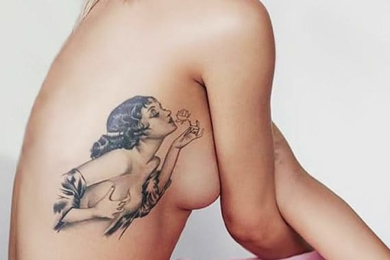 Rita Ora rockt dieses wunderschöne Tattoo.