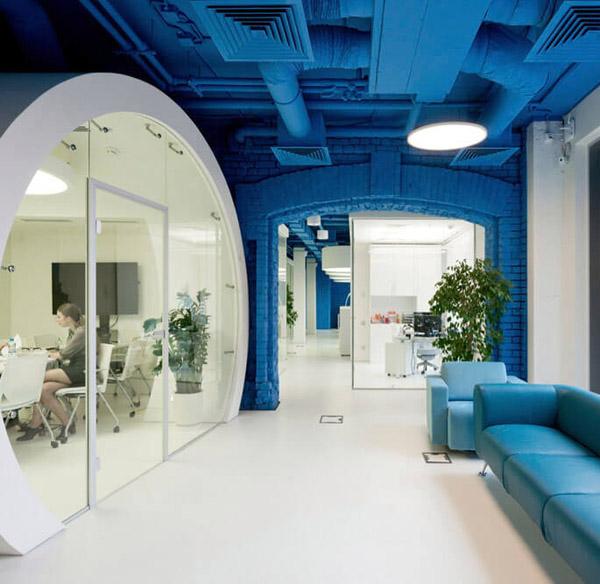 Bürodesign für farbenfrohe Medienagenturen in Moskau