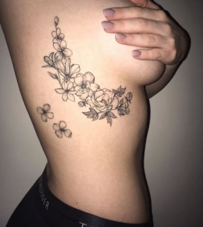 Foto via pinterestDer Schwung des Tattoos funktioniert so gut mit ihrer Brust und die eigenwilligen Blumen erzählen a