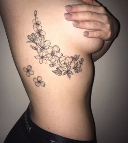 Foto přes pinterest Zametání tetování funguje tak dobře s jejími prsy a zvědavé květiny říkají