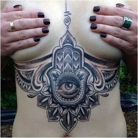 Foto via pinterestDie Kraft dieser Brüste wird durch die Kraft dieses Tattoos eingefangen!