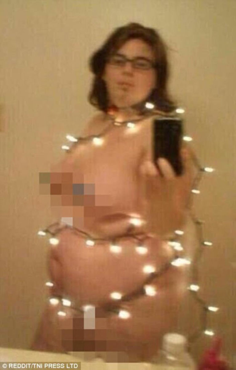 Wer braucht schon einen Weihnachtsbaum, wenn man eine schwangere Frau mit Lichterketten bespannen lassen kann!