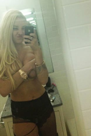 Foto via InstagramZieht ihr Oberteil in einer öffentlichen Toilette aus!