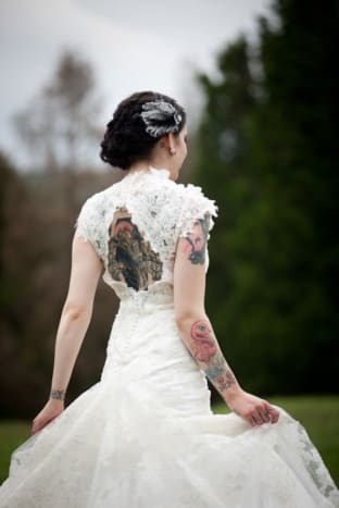 10. Wie versteckst du sie, wenn du dich förmlich/für deine Hochzeit verkleiden möchtest? Ich kaufe eigentlich gerne Klamotten, die meine Tattoos betonen, besonders wenn ich die Möglichkeit habe, mich gut anzuziehen. Wenn ich sie habe, warum sollte ich sie vertuschen wollen?