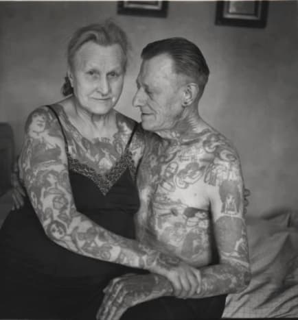 3. Co budeš dělat se svým tetováním, až budeš starší? Musí vám být 18, abyste se mohli nechat tetovat, alespoň legálně, ale to neznamená, že existuje věková hranice, kdy můžete přestat. 50 let po cestě mám v plánu se potloukat se spoustou dalších starých potetovaných lidí a vyměňovat si příběhy o starých dobrých časech a inkoustu, který nám ty časy připomíná.