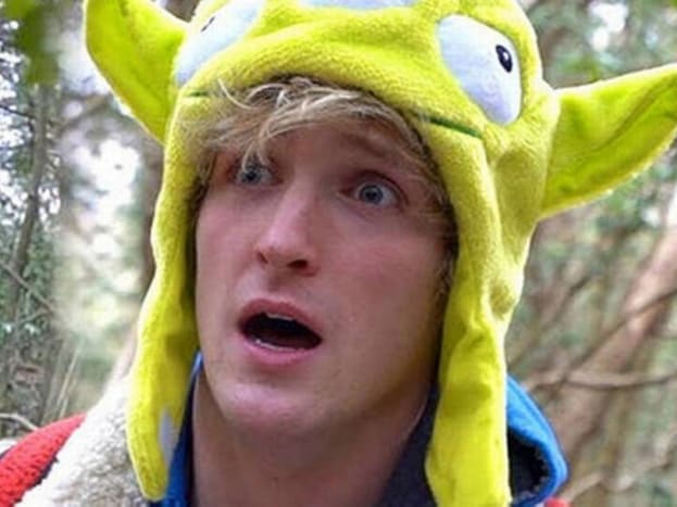 Wer sagt, dass du dieses Halloween nicht als viraler YouTuber gehen kannst? Warum nicht eine blonde Perücke und einen Toy Story-Hut für einen von Logan Paul inspirierten Look aufsetzen?
