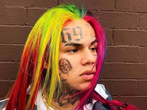 حصلت على شعر مستعار قوس قزح القديم ملقاة حول؟ حسنًا ، لقد حصلت بالفعل على نصف زي 6ix9ine!