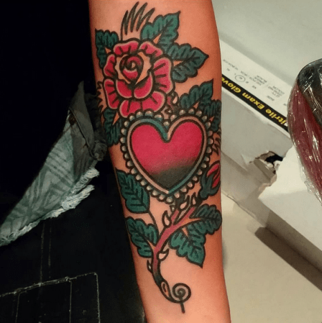 Kanyas Unterarmtattoo stammt von Ozzy Otsby.