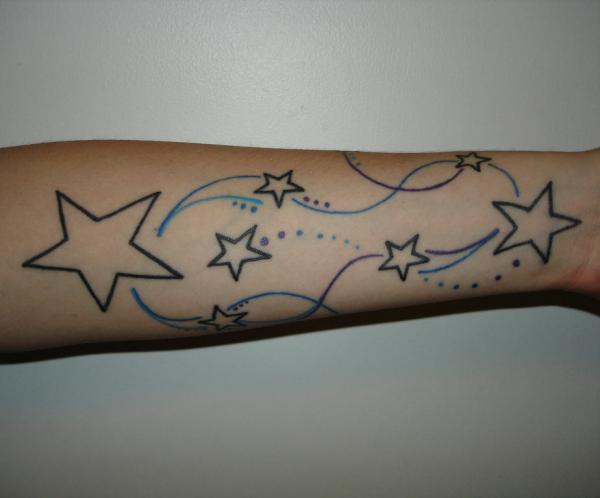 Hvězdné tetování na předloktí
