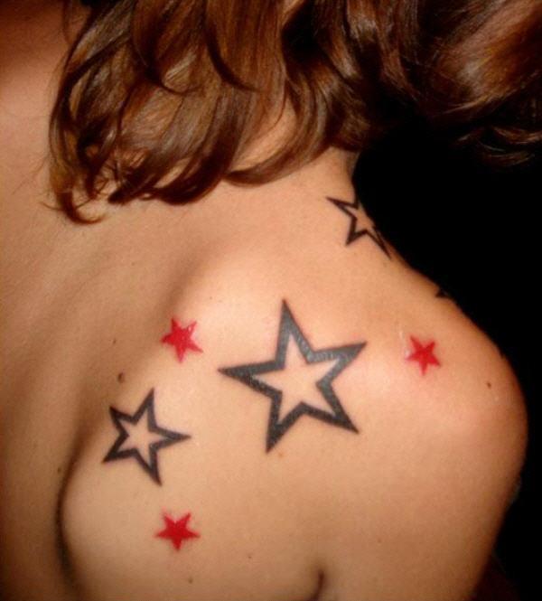 Tattoos auf der Rückseite mit Sternen