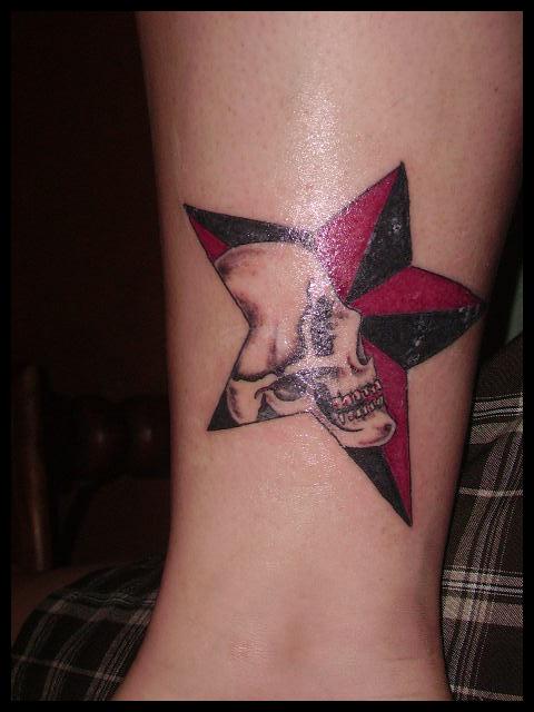 Lebka v námořním hvězdném tetování