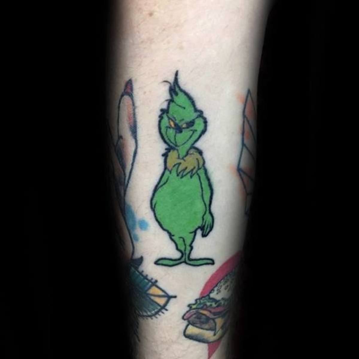 grinch-mens-tattoo-ideen-auf-unterarm