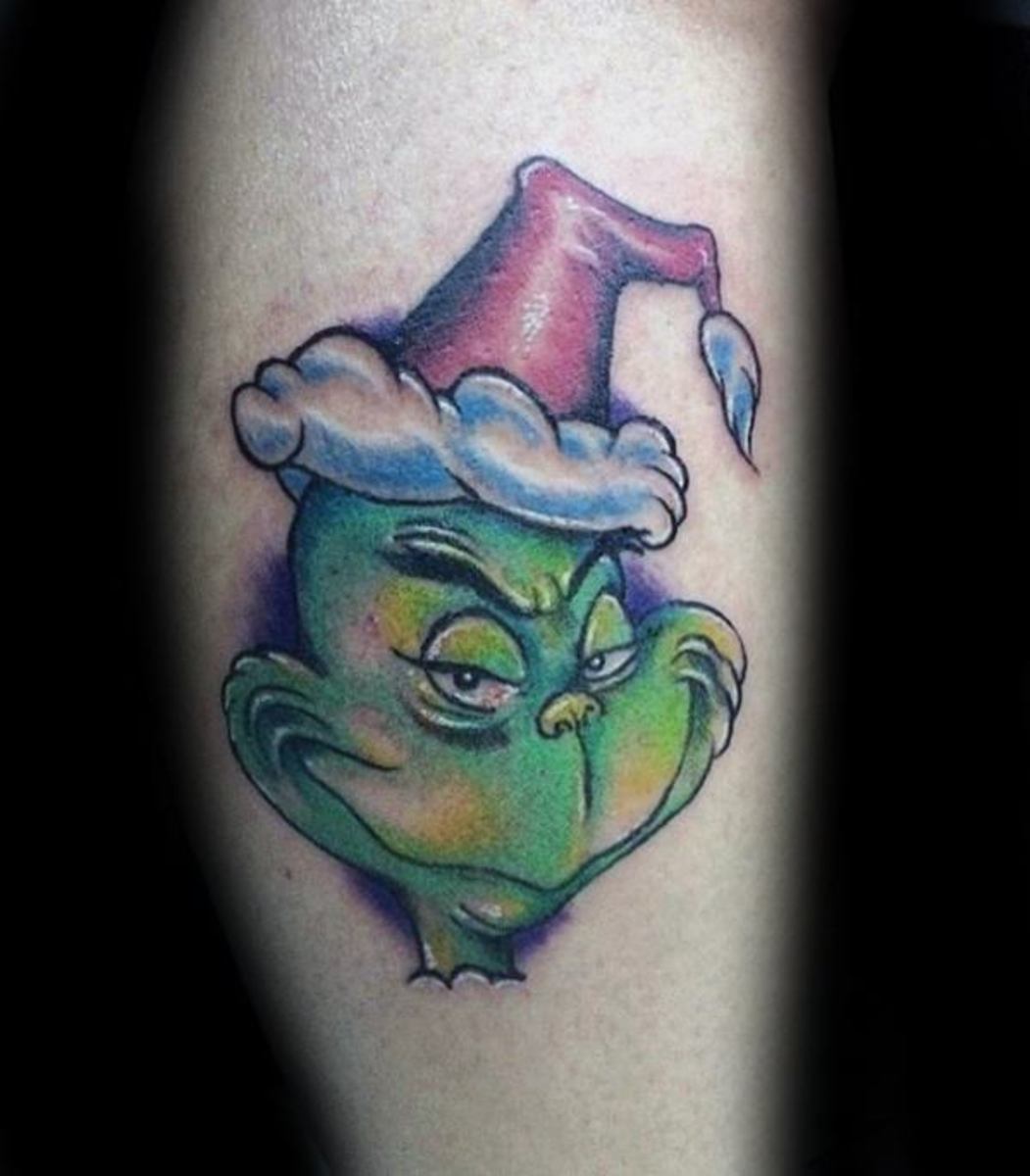 genial-grinch-tattoos-für-männer-am-bein