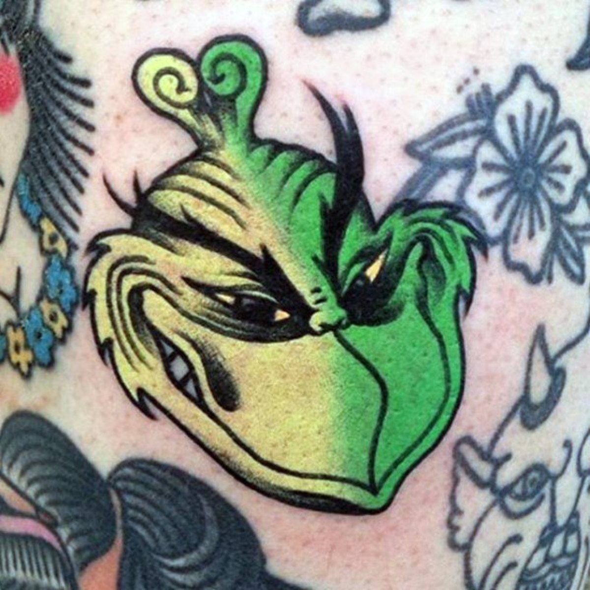 herren-grinch-tattoo-design-inspiration-auf-der-brust