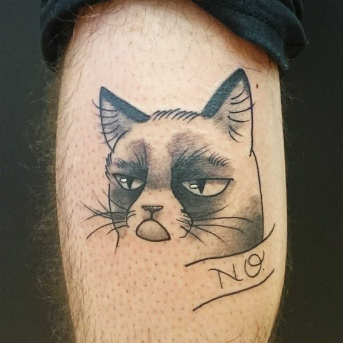 Grau-Tinte-Grumpy-Katzenkopf-Tattoo-von-Lva-Gustincic