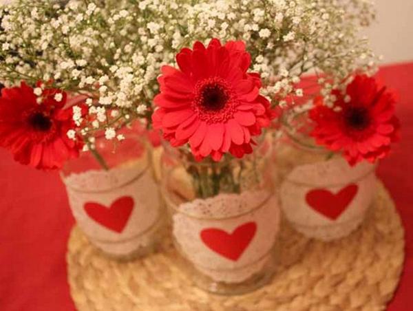 valentinky-den-dekor-nápady-domácí-stůl-červená-gerbera-doilies-jars