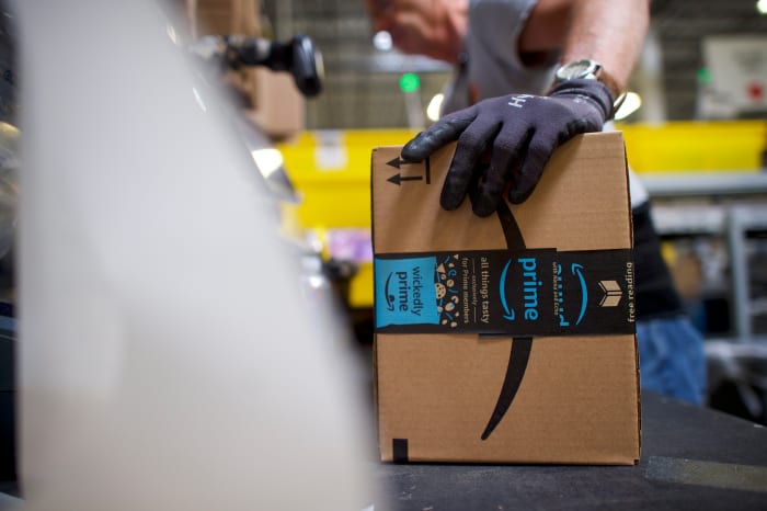 ROBBINSVILLE, NJ - 1. AUGUST: Ein Arbeiter boxt Bestellungen im Amazon Fulfillment Center am 1. August 2017 in Robbinsville, New Jersey. Die mehr als 1 Million Quadratfuß große Anlage fasst Dutzende von Millionen Produkten, verfügt über mehr als 22 Kilometer Förderbänder und beschäftigt mehr als 4.000 Mitarbeiter, die Bestellungen kommissionieren, verpacken und versenden. Morgen veranstaltet Amazon eine Jobmesse, um 50.000 Stellen in seinen Fulfillment-Centern im ganzen Land einzustellen. (Foto von Mark Makela/Getty Images)