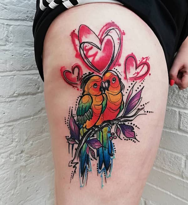 Aquarell Lovebird Tattoo am Oberschenkel