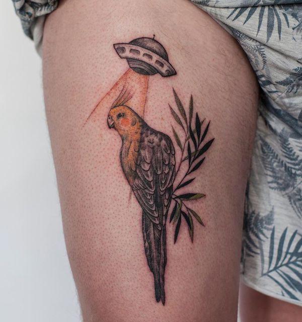 UFO Papagei Tattoo