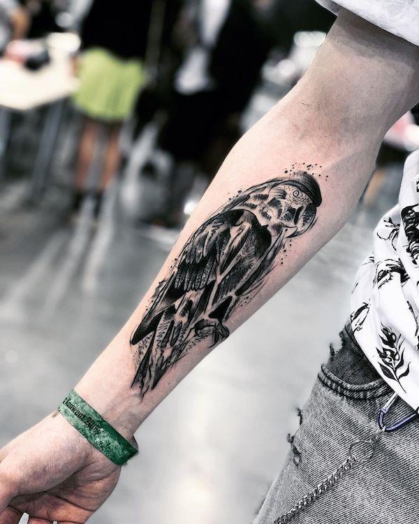 Tetování předloktí papouška černého