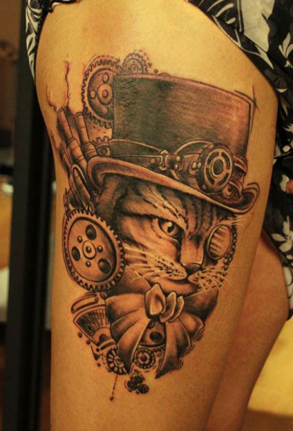 وشم القط الأسود شريف بأسلوب steampunk خمر على الفخذ
