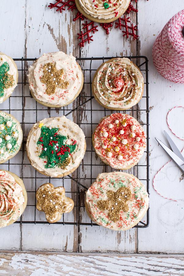 Einfaches Slice n Bake Vanilleschoten-Weihnachtszuckerkekse mit geschlagener Buttercreme