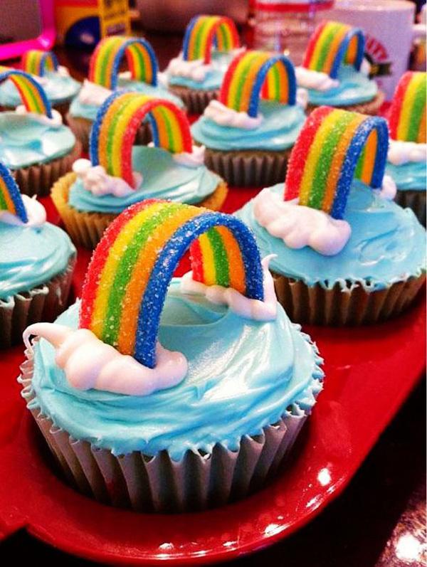 Regenbogen-Cupcakes für Weihnachten kreative Essensideen, weihnachtliche Regenbogen-Cupcakes
