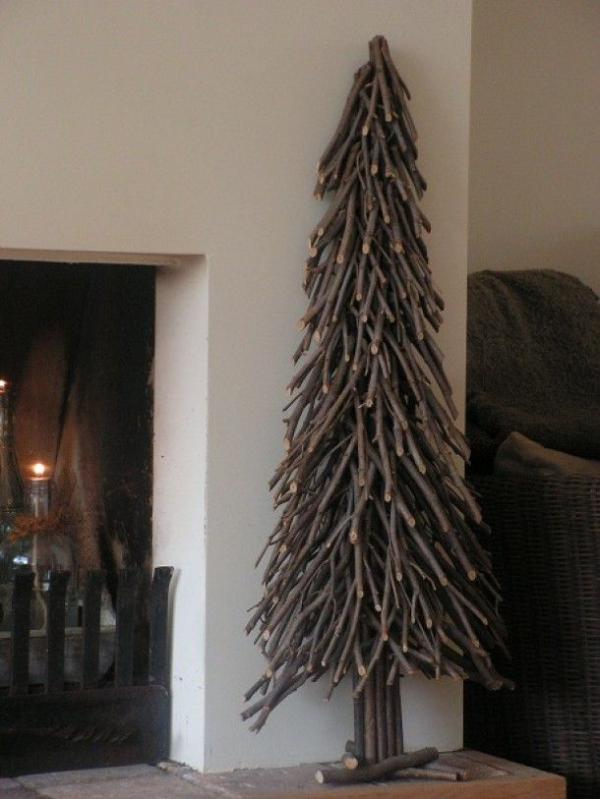 DIY vánoční strom vyrobený z větví