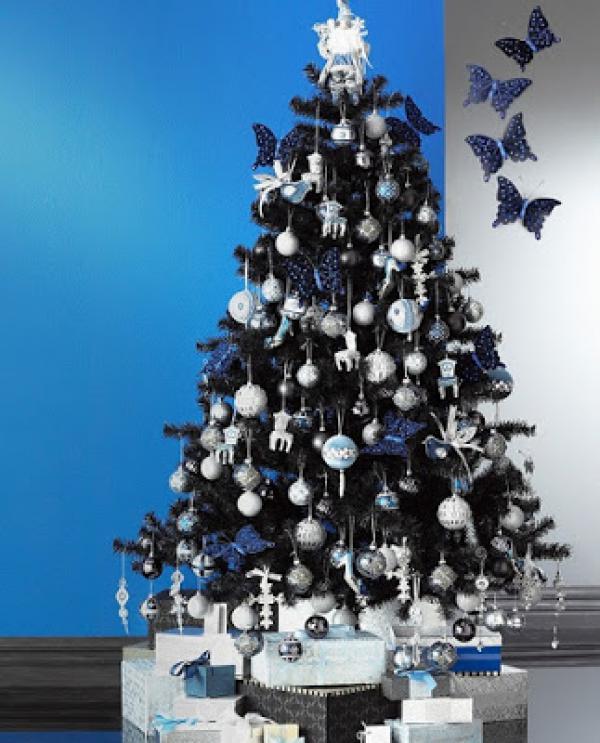 stříbrný modrý vánoční stromeček ozdobený netradičním motýlkem ornament